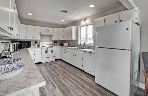 Colington Harbour Casa | WATERFRONT!. Lux spacious home. Private docks. Fishing, Crabbing, and Kayaking!
