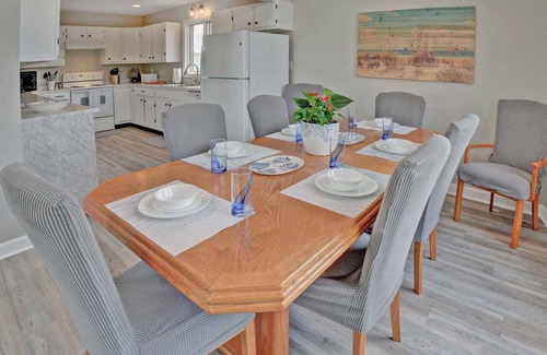 Colington Harbour Casa | WATERFRONT!. Lux spacious home. Private docks. Fishing, Crabbing, and Kayaking!