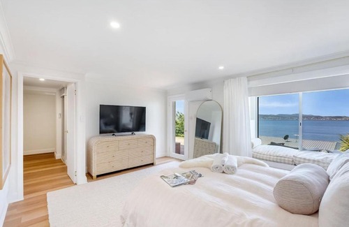 Sandy Bay Casa | Waterfront luxe- a Hobart oasis
