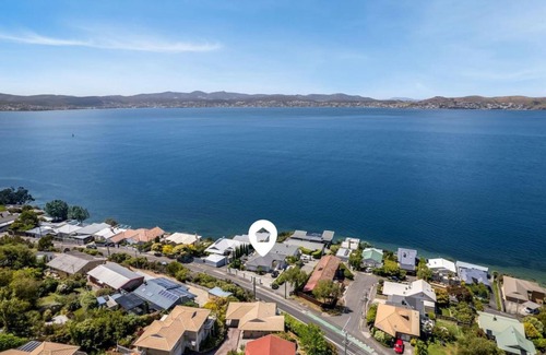 Sandy Bay Casa | Waterfront luxe- a Hobart oasis