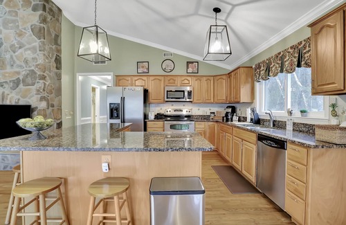 Luray Casa | Waterfront, Luxury Panoramic View, Fast Wi-Fi, Private River Access Steps Away!