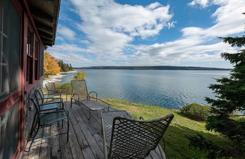 Blue Hill Cabaña | Waterfront Maine Cottage with Private Beach and 4 Bedrooms