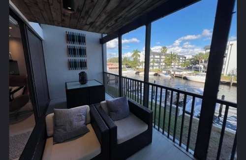 Cypress Lakes Condominio | WATERFRONT MODERN 2 STORY CONDO SEASONAL RENTAL