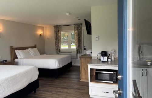 Greenville Junction Hotel | Waterfront Motel--Mountain View