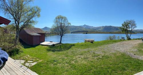Vestvagøy Casa | Waterfront mountain view cabin Lofoten