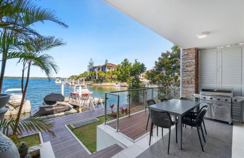 Runaway Bay Apartamento | Waterfront Oasis in Runaway Bay - CoastHM