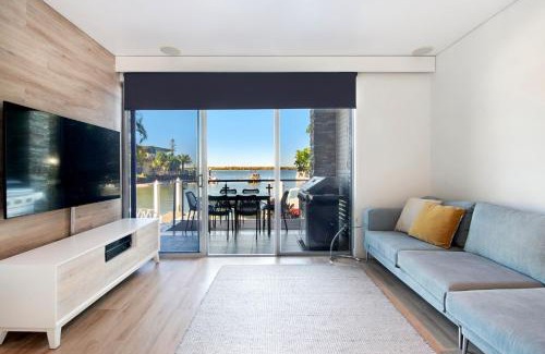 Runaway Bay Apartamento | Waterfront Oasis in Runaway Bay - CoastHM