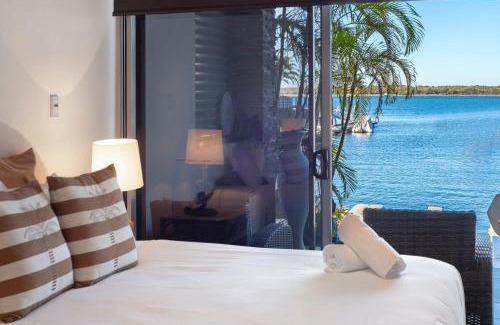 Runaway Bay Apartamento | Waterfront Oasis in Runaway Bay - CoastHM