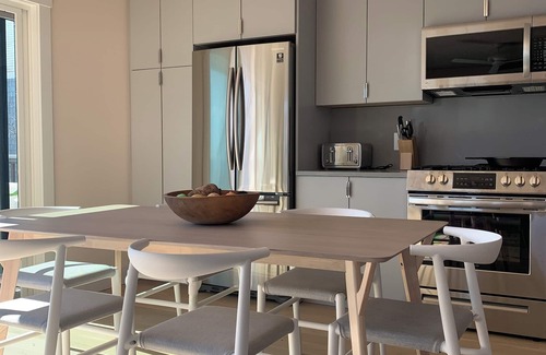Commercial Street Condominio | Waterfront Oasis on Commercial St with Easy Beach Access and Stunning Bay Views