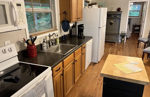 Groveoak Casa | Waterfront oasis perfect for couples or fishermen.