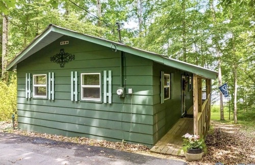 Groveoak Casa | Waterfront oasis perfect for couples or fishermen.