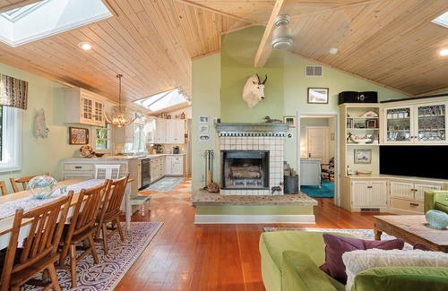 Lake Mills Casa | Waterfront ~On Rock Lake ~ Firepit ~ Fishing
