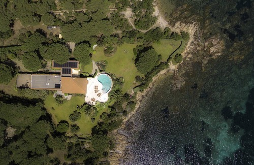 San Teodoro Villa | Propiedad frente al mar en finca privada con vistas al mar y acceso directo a la playa