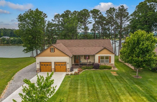 Rutledge Casa | Waterfront Paradise! Cherokee Lake Vacation Home! NEW! Hot Tub! Gameroom!