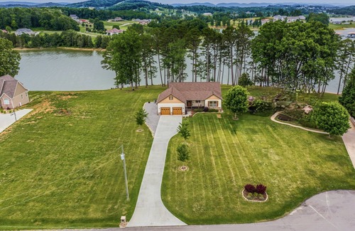 Rutledge Casa | Waterfront Paradise! Cherokee Lake Vacation Home! NEW! Hot Tub! Gameroom!