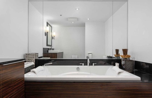 Montreal Condominio | Waterfront penthouse with 1000 square feet patio