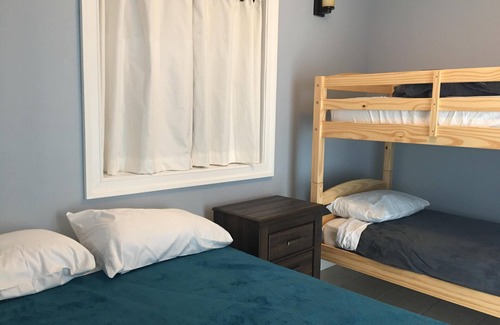Cleveland Apartamento | Retiro de mascotas frente al mar recientemente renovado que se encuentra en el Lago Oneida.