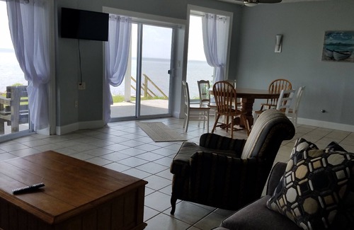Cleveland Apartamento | Retiro de mascotas frente al mar recientemente renovado que se encuentra en el Lago Oneida.