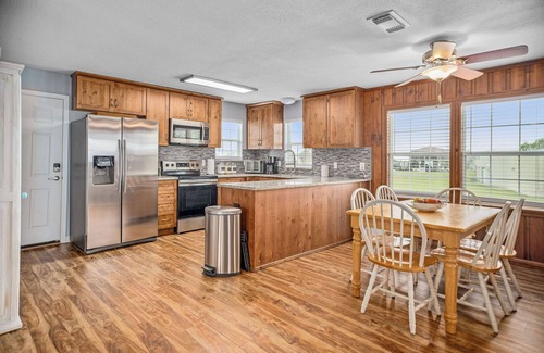 Palacios Casa | WATERFRONT, pet-friendly retreat with lighted 300’ fishing pier & boat launch!