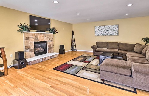 Henryville Casa | Waterfront Poconos Getaway: Game Room & Deck!