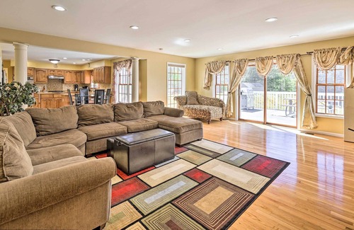 Henryville Casa | Waterfront Poconos Getaway: Game Room & Deck!