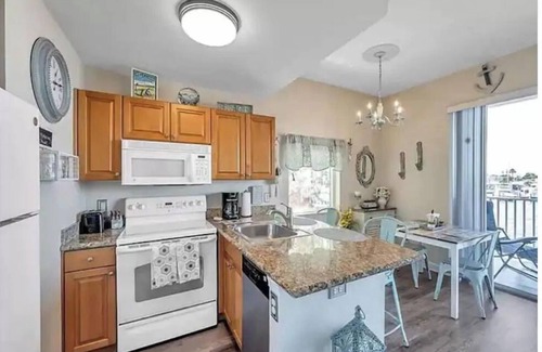 Madeira Beach Casa | Waterfront quiet condo w Pool by Madeira Beach