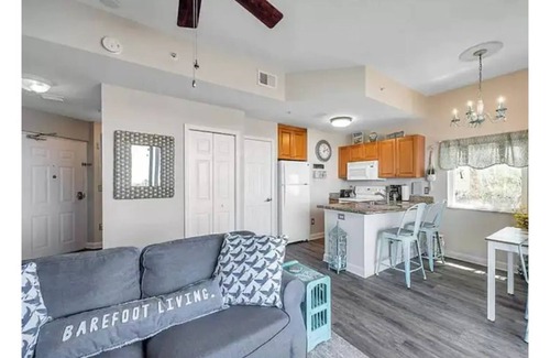 Madeira Beach Casa | Waterfront quiet condo w Pool by Madeira Beach