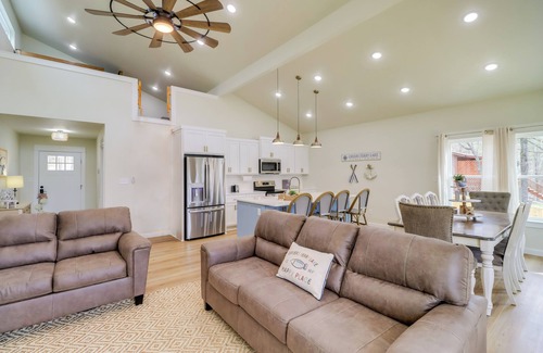 Tumbling Shoals Casa | Waterfront Retreat on Greers Ferry Lake w/ Hot Tub