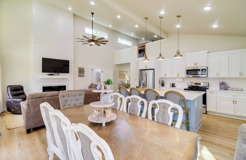 Tumbling Shoals Casa | Waterfront Retreat on Greers Ferry Lake w/ Hot Tub