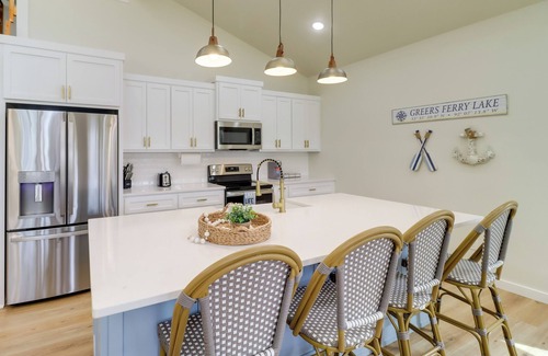 Tumbling Shoals Casa | Waterfront Retreat on Greers Ferry Lake w/ Hot Tub