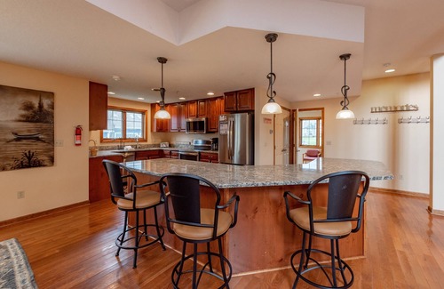 Waterfront Greens Casa | Waterfront Retreat - Lakefront / Golf Area Home w / Piscina cubierta privada
