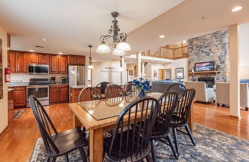 Waterfront Greens Casa | Waterfront Retreat - Lakefront / Golf Area Home w / Piscina cubierta privada