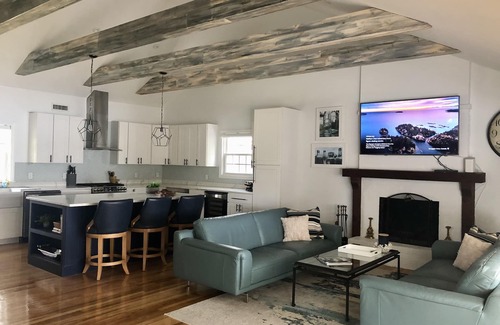 Centerville Casa | Waterfront retreat on Wequaquet Lake. Kayaks included and close to Town/Beaches