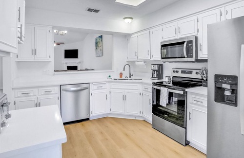 Jacksonville Casa | Waterfront retreat with private pool, pool house, alfresco dining & 2 kitchens