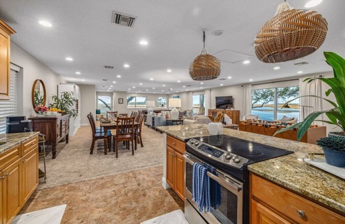 Northside Apartamento | Renovated Waterfront Living, Stunning Sunrises