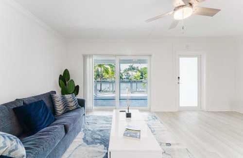 Boca Raton Apartamento | Waterfront Retreat Views, Pool, Hot Tub, Gym Walk to Beach & Boca Resort!