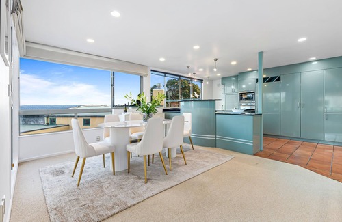 Castor Bay Casa | Waterfront retreat with stunning sea view - Family friendly & Great location