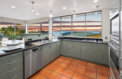 Castor Bay Casa | Waterfront retreat with stunning sea view - Family friendly & Great location