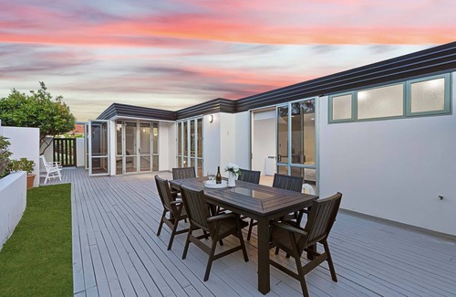 Castor Bay Casa | Waterfront retreat with stunning sea view - Family friendly & Great location