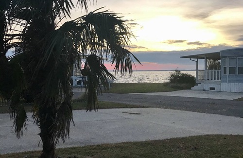Sandbridge Alquiler De RV | Waterfront RV Lot in Surfside Resort