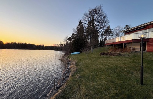 Hedetorpet Cabina | Waterfront Guesthouse with Private Dock & Rowboat