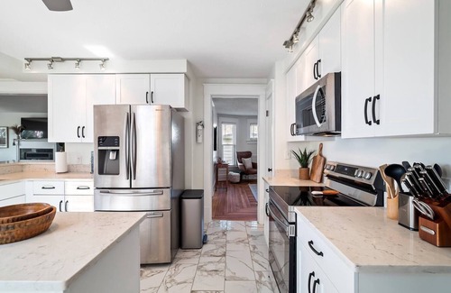 Port Clinton Casa | Waterfront sleeps 13 2-Kings/Crib/1st flr sleeper