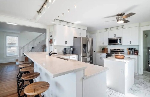Port Clinton Casa | Waterfront sleeps 13 2-Kings/Crib/1st flr sleeper