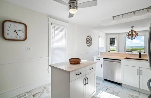 Port Clinton Casa | Waterfront sleeps 13 2-Kings/Crib/1st flr sleeper