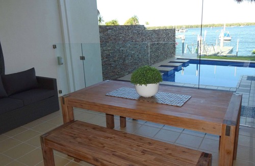 Runaway Bay Casa | Esplendor frente al mar