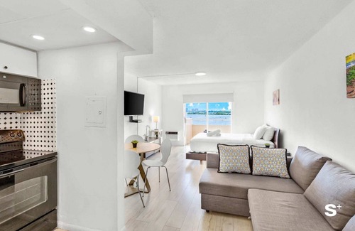 North Bay Village Apartamento | Waterfront Studio Condo in Miami | Free Parking & Bay Views