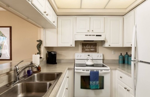 Belle Vista Condominio | 1/1 Intercoastal Waterfront Condo Just Steps to the BEACH!