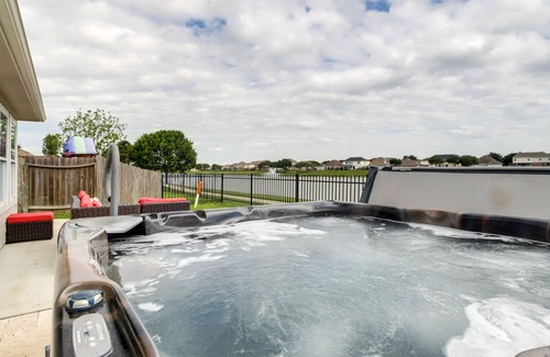 Rosenberg Casa | Waterfront Texas Vacation Rental - Private Hot Tub