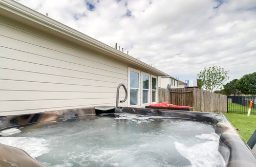Rosenberg Casa | Waterfront Texas Vacation Rental - Private Hot Tub