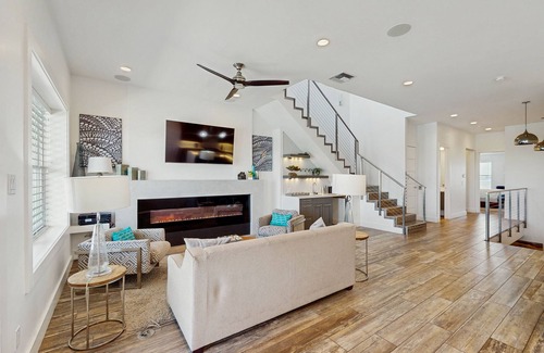 Corpus Christi Casa | Waterfront townhome with dock, canal view & fireplaces - walk to beach